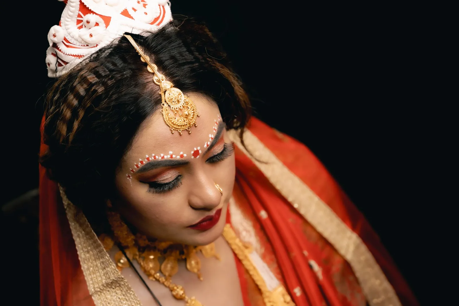 Stunning portrait of an Indian bride in traditional attire with exquisite jewelry, captured in Kolkata.